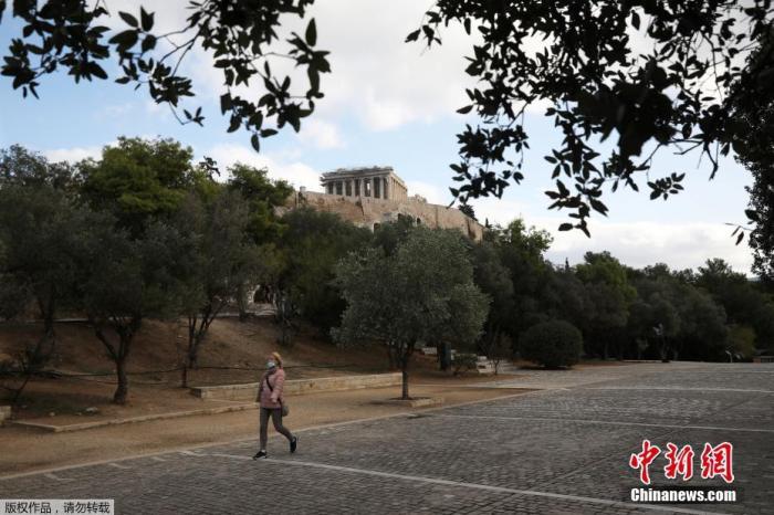 资料图：当地时间2020年11月7日，希腊雅典，一名戴口罩女子经过帕特农神庙。