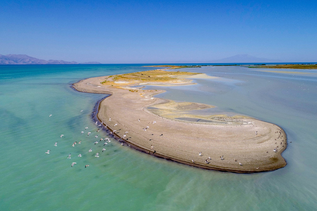 由于气候变化和季节性天气条件,土耳其凡省凡湖的水位周期性地变化