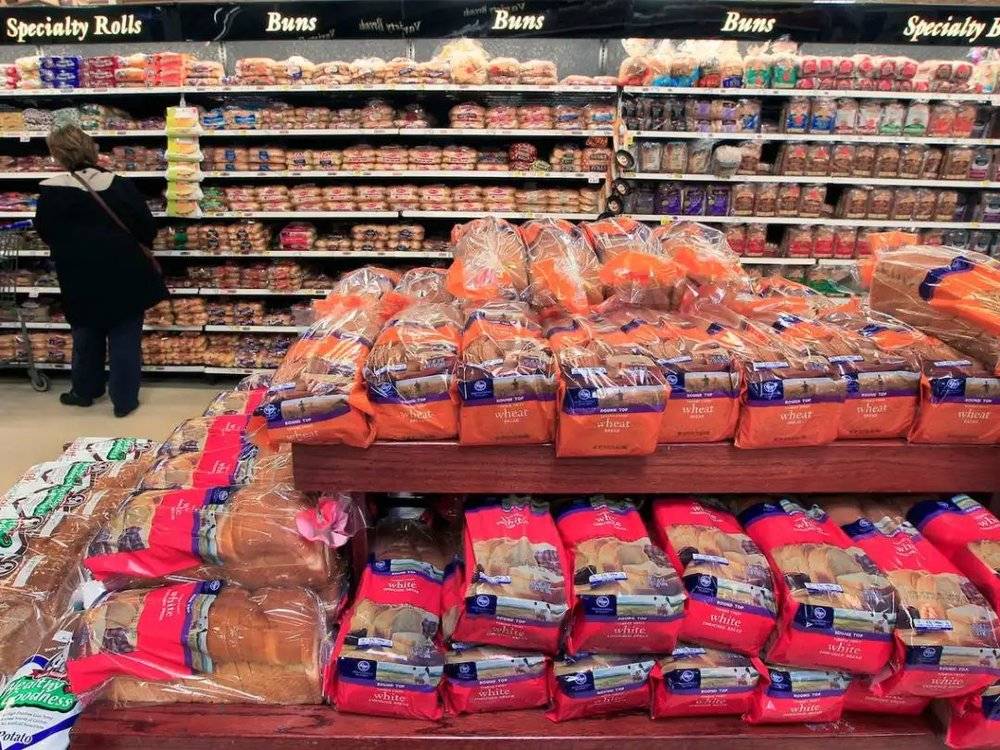 超市里的面包琳琅满目，图片来源：Insider