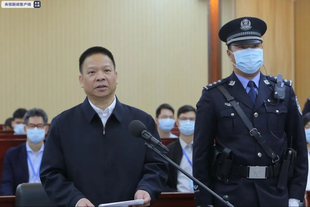 为绿卡让妻子与外国人假结婚 贪污几十亿外逃17年的行长一审开庭