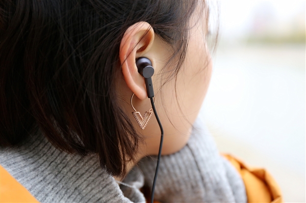 长时间使用耳机易造成耳聋：专家给出安全使用时间