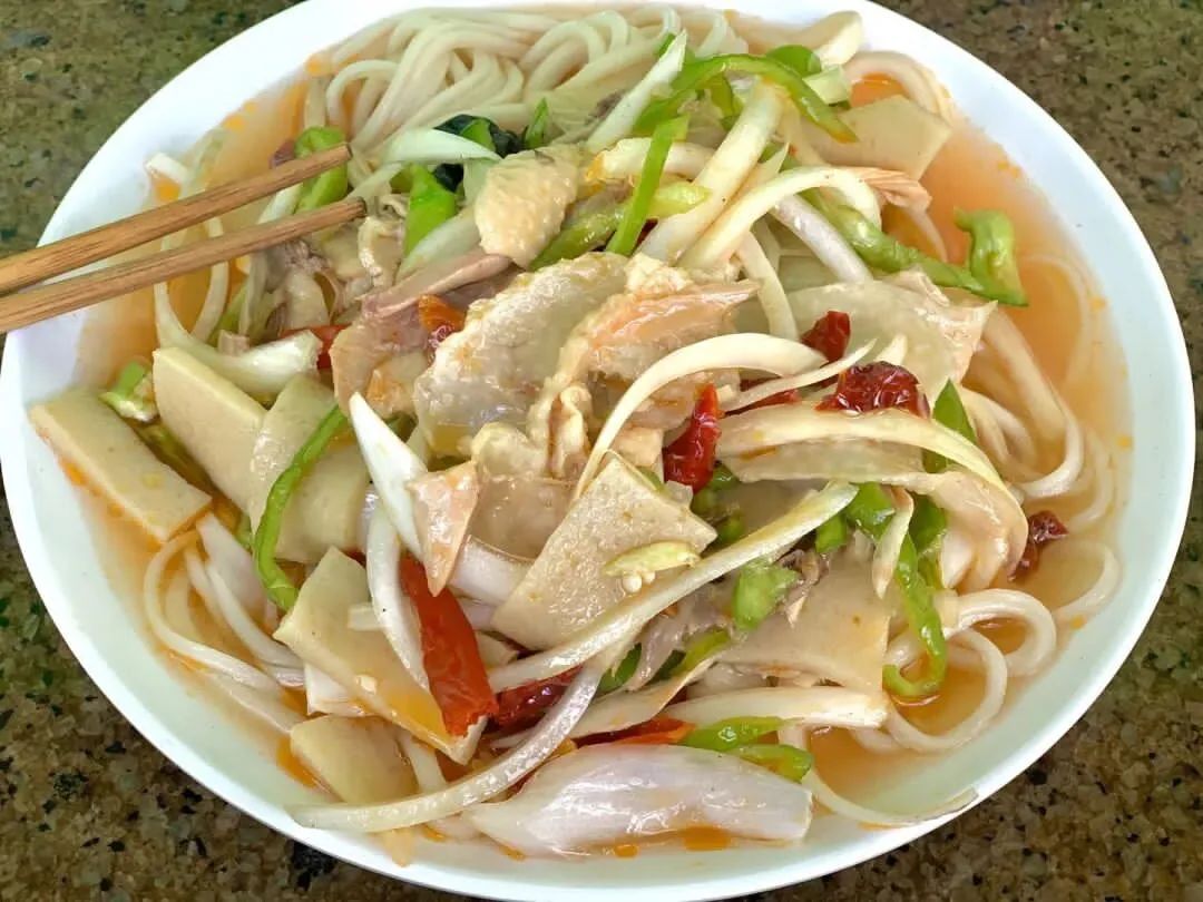 椒麻鸡拌面有没有复苏你的味蕾洁净整洁的食堂里当再遇珍馐新的学期在