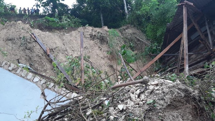 印尼马都拉岛巴米加三地区发生山体滑坡 造成5人死亡