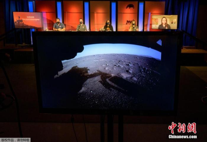 当地时间2月18日，美国NASA“毅力号”火星车已成功降落在火星表面。图为由“毅力号”避险摄像头(Hazcams)发回的火星高清彩色照片。
