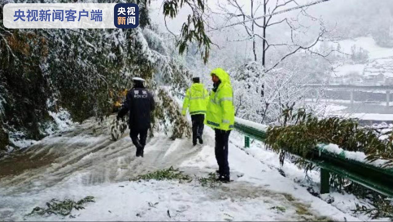 陕西省镇巴县突降雨雪 致多条道路通行受阻