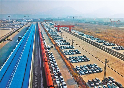 图为商品车在中国铁路兰州局集团公司东川物流基地中转.