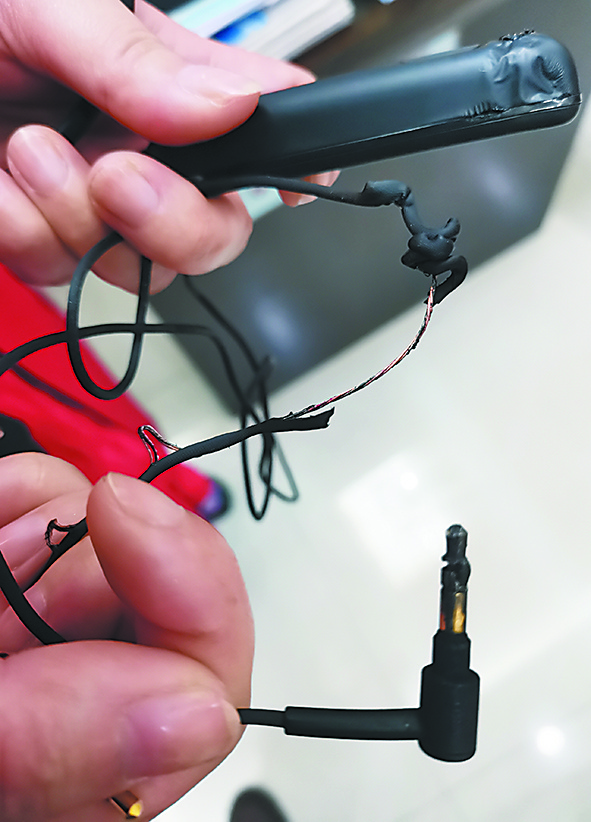 消费者展示烧坏的耳机。吴采平/摄