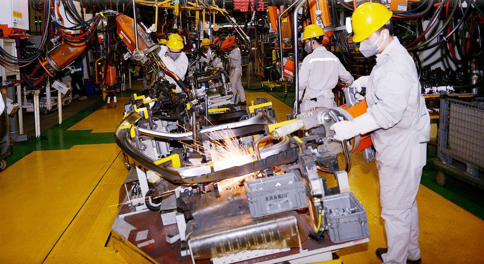 视觉东风焊花映春探访东风乘用车公司焊装车间