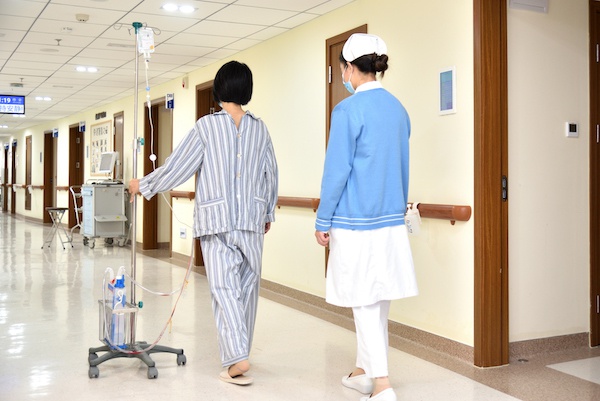 图说:胸外科快康病人术后短时即可下床 采访对象供图(下同)