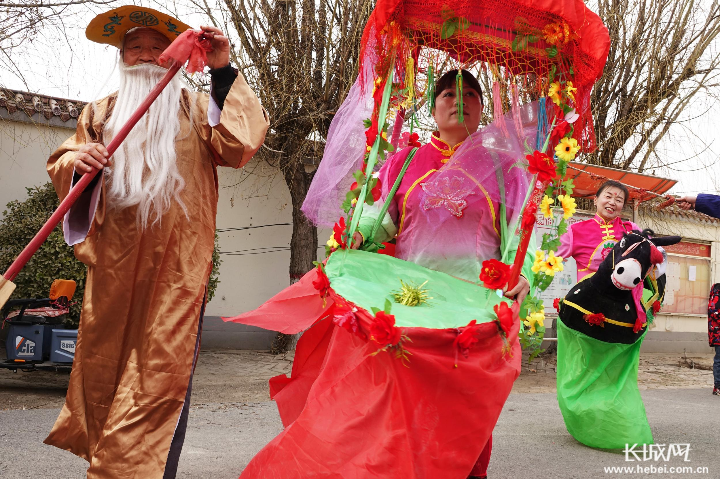 安乐秧歌中的划旱船表演.长城网记者&nbsp;张梅胜&nbsp;摄