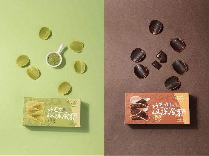 巧克里里巧克力双面涂层薯包装（图左：抹茶巧克力味，图右：黑巧克力味）；图片来源：巧克里里