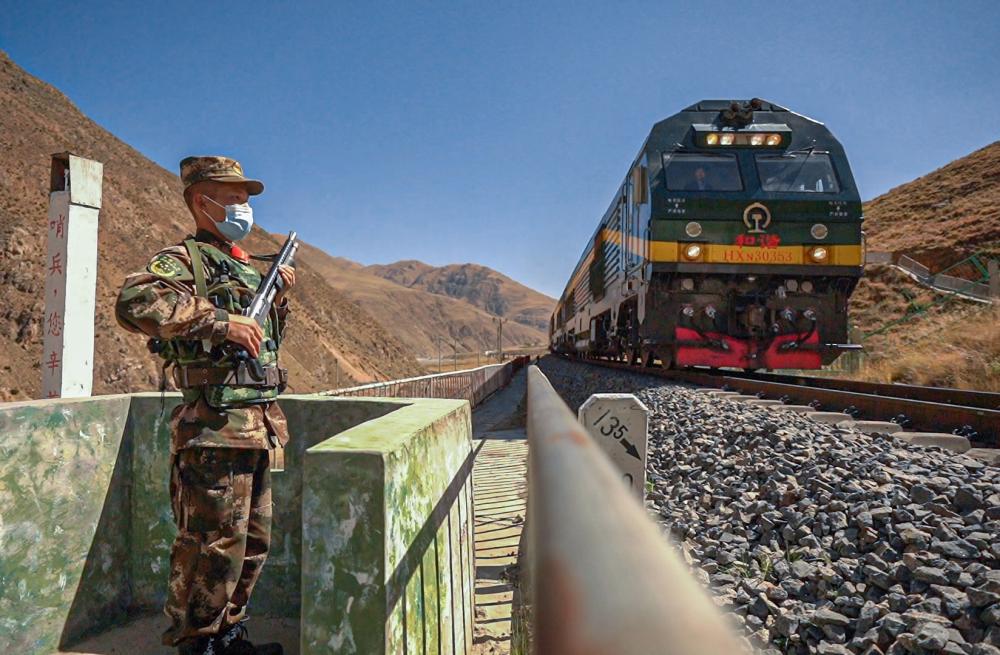 2006年,铁路通到了西藏.