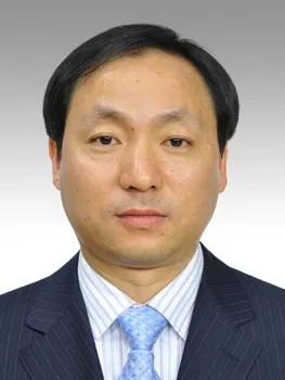 曾任共青团杨浦区委副书记,杨浦区政府外事办副主任,共青团杨浦区委