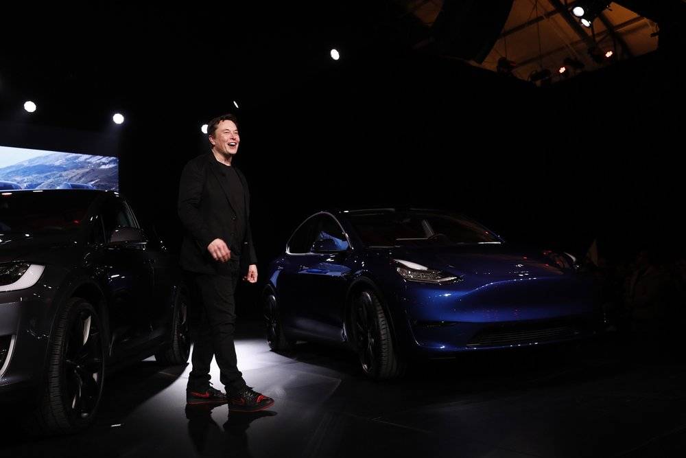 但特斯拉在某些新发布车型上遭遇挫折,汽车部件老化后出现的质量问题