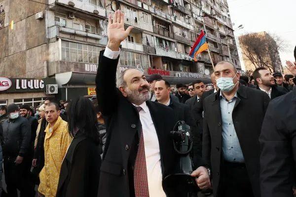 ▲亚美尼亚总理帕希尼扬2月25日在埃里温向他的支持者挥手。（美联社）