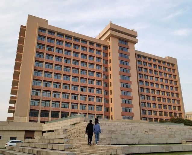 (打两建筑)宁静轩和致远楼点击福字 查看答案第六题今日春光人不见,仰