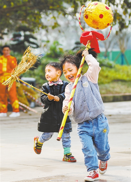 ▼2月24日，四川省宜宾市翠屏区李庄镇，小朋友正在舞“小草龙”。庄歌尔摄