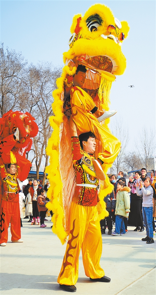 ◀2月26日，河北省保定市白沟镇辘轳把村组织开展舞狮、高跷会等民俗展演活动，热热闹闹过元宵。李 芳摄