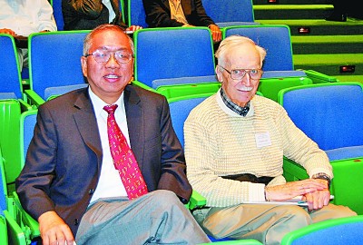     丘成桐教授（左）与卡拉比先生  资料图片