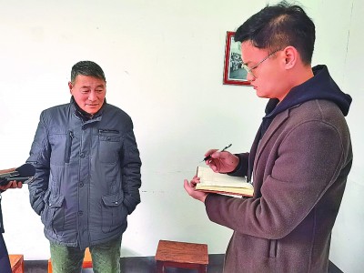     本报记者丁一鸣正在采访王今桂。资料照片