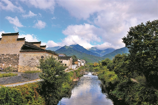 市祁门县牯牛降主峰之下,有座始建于南唐距今千余年的神秘古村历溪村