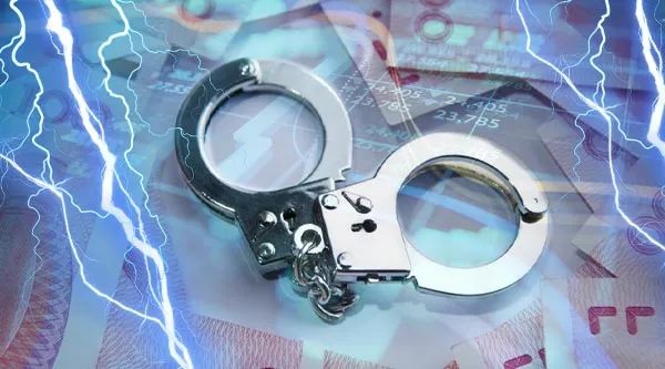 券商自营惊现老鼠仓:跟买68股成交1.6亿 仅赚2.4万 判刑18个月