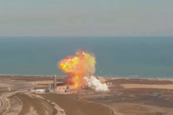 SpaceX星际飞船原型机试验时爆炸，现场火光一片