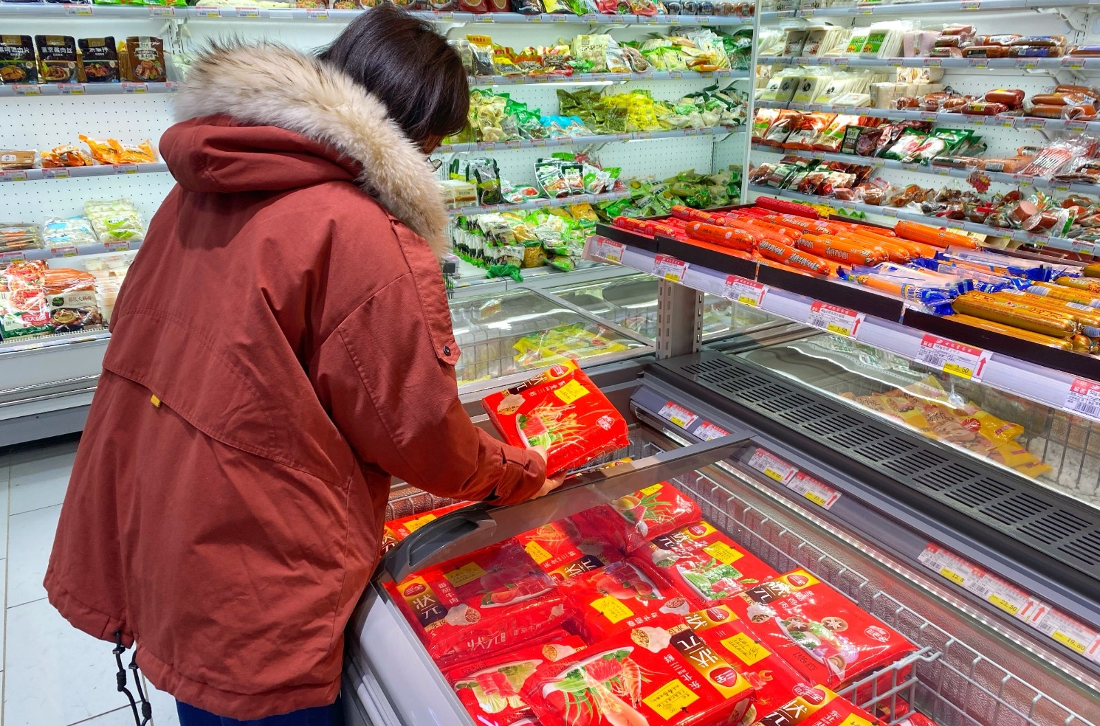 随着就地过年的消费者对速冻食品需求量的增加，相关企业也在加紧备货。