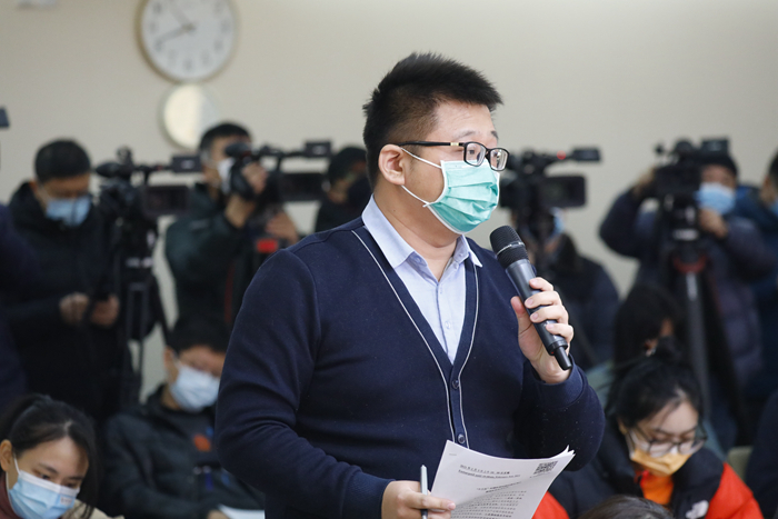 每经记者在发布会上提问 图片来源：公共商务信息新闻采编中心 摄影：王伟伦