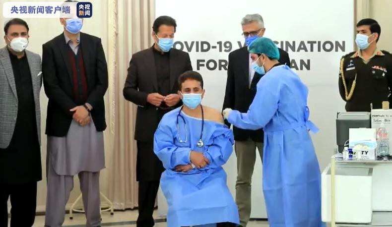 △仪式上一名巴基斯坦的一线医护人员现场接种新冠疫苗