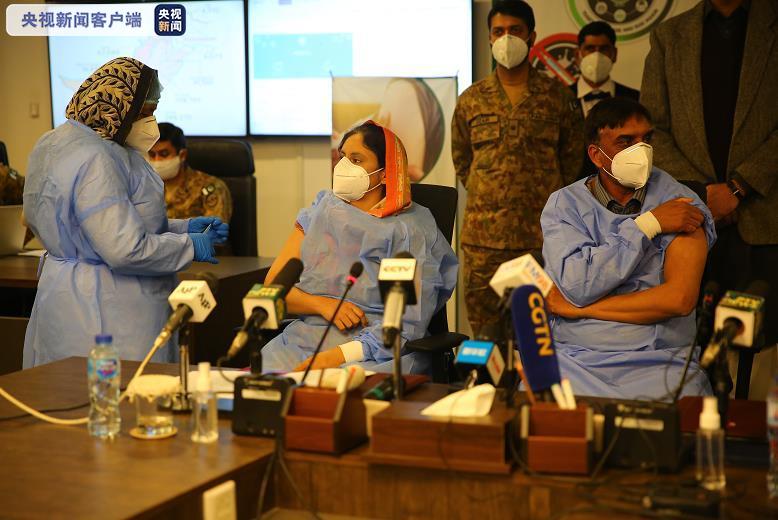 △启动仪式现场，巴方抗疫一线医务人员接种新冠疫苗。