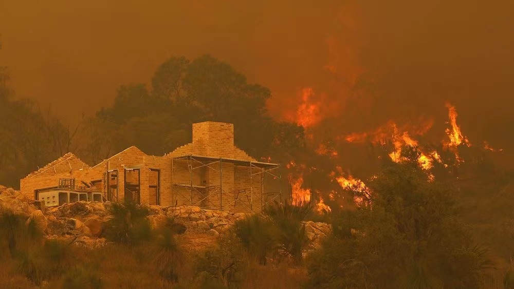 ​澳大利亚珀斯森林火灾仍在持续 过火面积超9000公顷