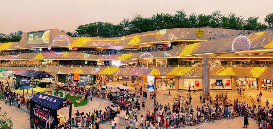 同时,龙城万科里还紧扣宠物经济 健康运动 音乐市集等多维度为会员