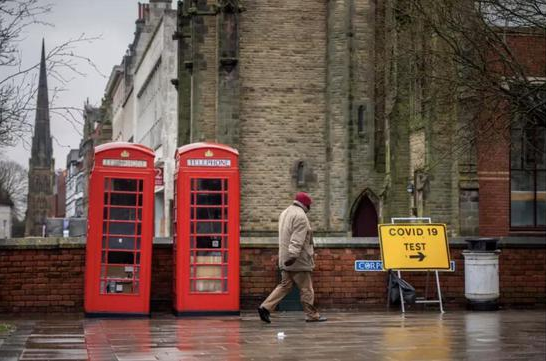 英国街头，居民正前去做新冠病毒检测。 图片来源：美国生命科学网