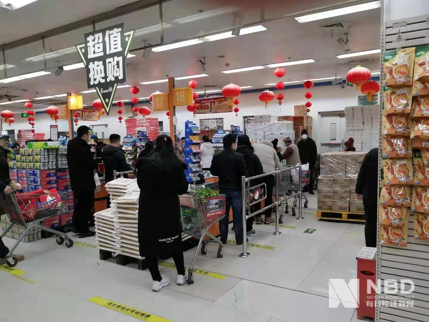 北京朝阳区一家永辉超市内,人工通道仍排着等候的人群&nbsp; 每经记者