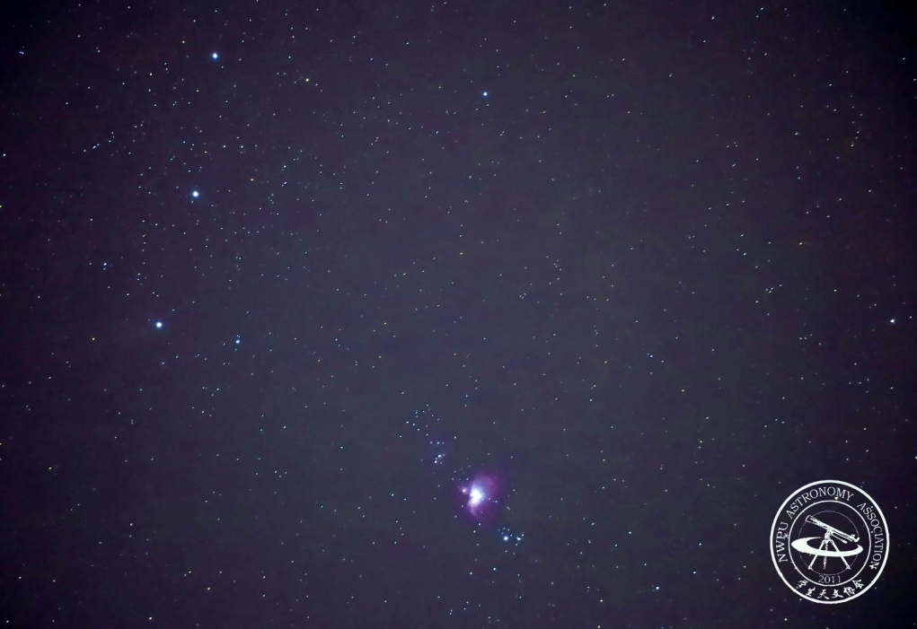 长安校区光污染较少的地方,朝猎户座望去,亮亮的一团星星就是它了!