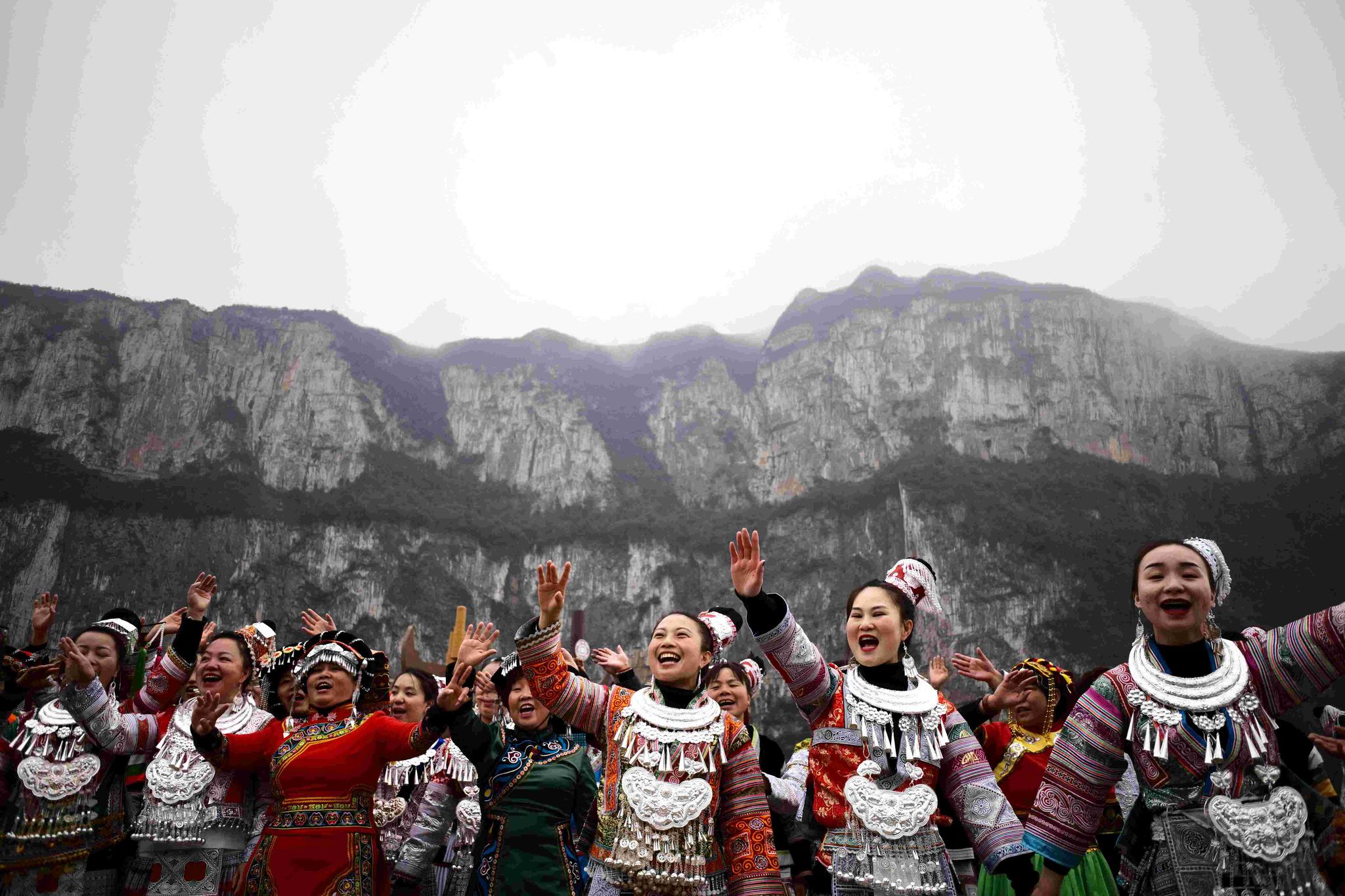 △2021年2月3日，贵州黔西县化屋村，村民身着苗族服饰欢迎总书记的到来。（总台央视记者王哈男拍摄）