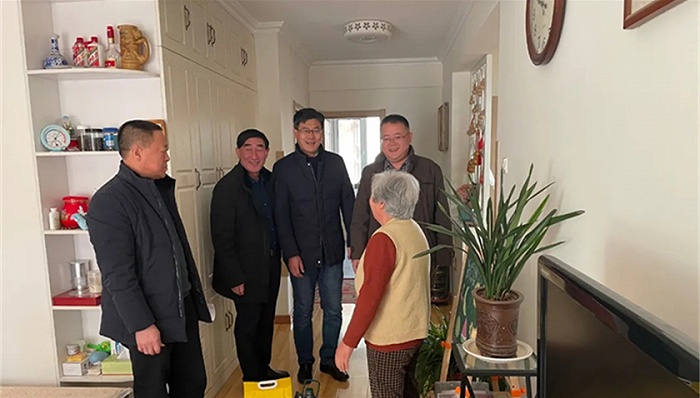 困难户接受慰问时家中摆高档酒？青岛官方回应：空酒瓶