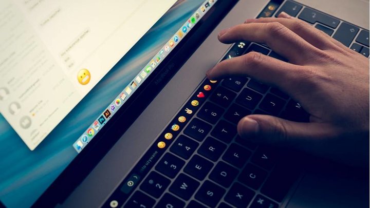 ▲ 发送 emoji 表情是 Touch Bar 最常见的操作之一