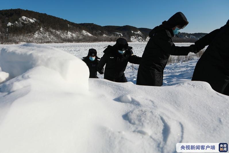 △边境民警踏查中俄界江黑龙江