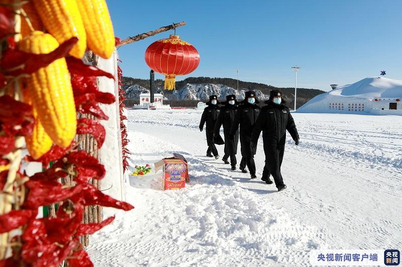 △边境民警在北极广场维护治安