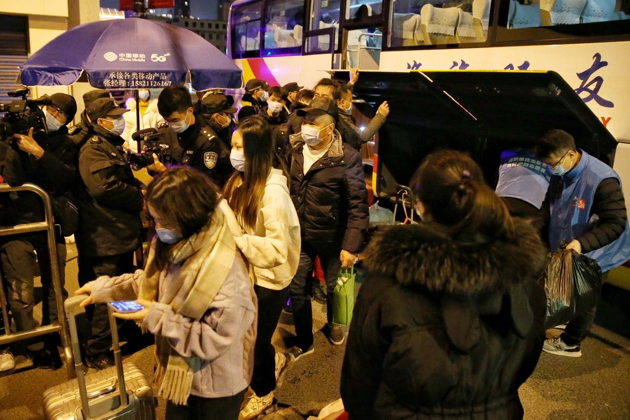 上海昭通小区调整为低风险地区,晚上6点多,首批居民回家了
