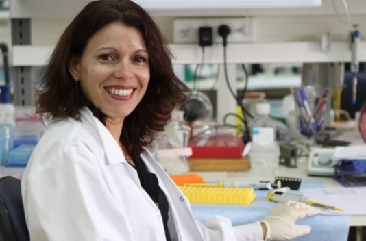 癌症生物学家Neta Erez 坚持用最好的方法因材施教。来源：特拉维夫大学
