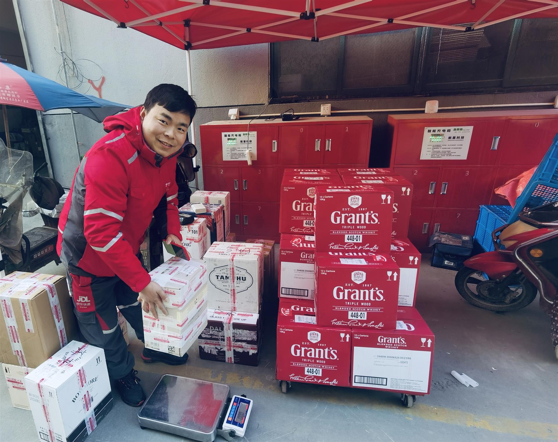 京东快递小哥春节留沪有份获得感靠着勤劳双手在上海买房安居