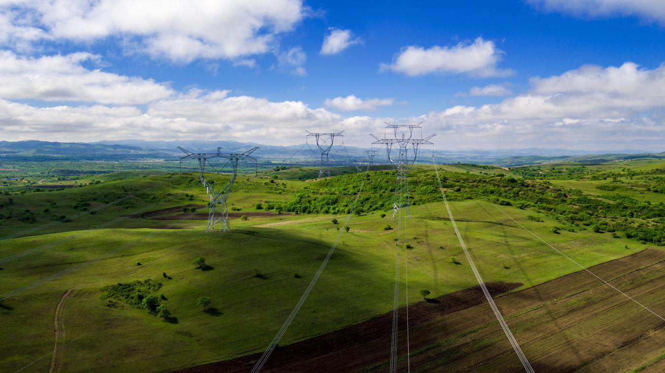 锡林浩特——胜利1000千伏特高压线路.(摄影:李广杰)