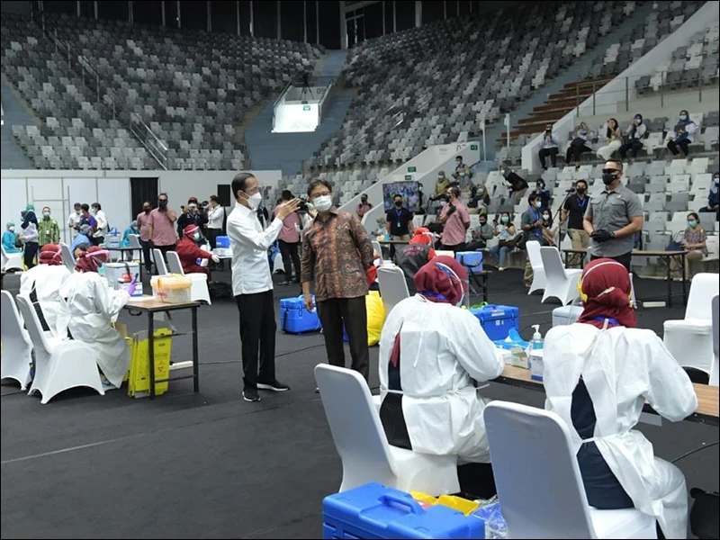 印尼总统佐科维视察医护人员接种新冠疫苗现场