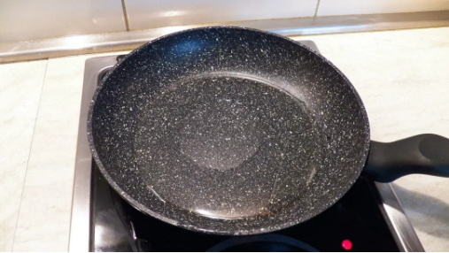在一个陶瓷不粘锅中加上食用油后，中间出现了一个“干燥斑”。