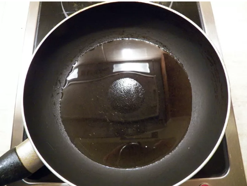 在一个涂有铁氟龙图层的不粘锅中加上食用油后，出现了相同的现象。