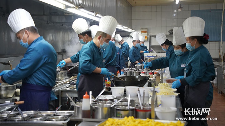 忙碌的渝乡辣婆婆川越食空店后厨.长城网记者&nbsp;胥文燕&nbsp;摄