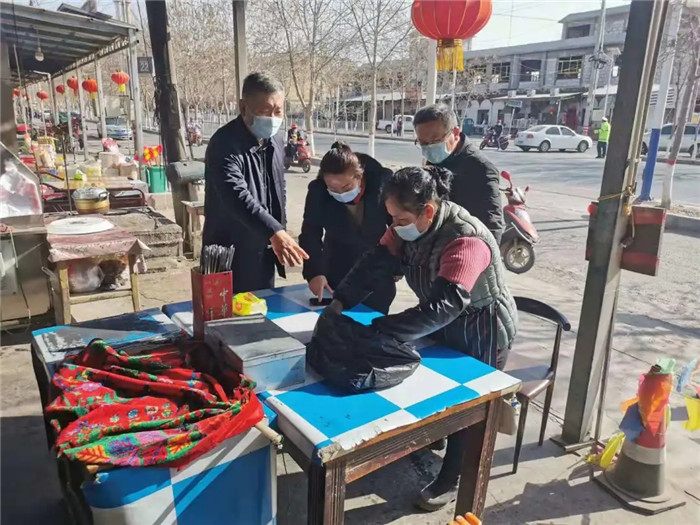 图为自治区纪委监委疫情防控监督检查组在和田地区策勒县达玛沟乡监督